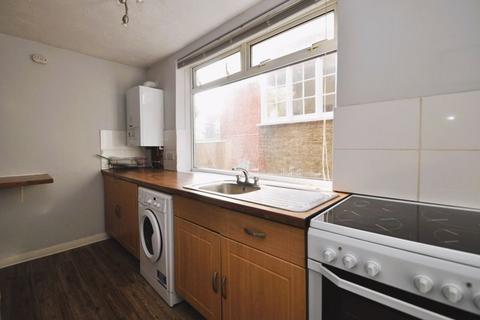 2 bedroom maisonette to rent, Dukes Avenue, New Malden