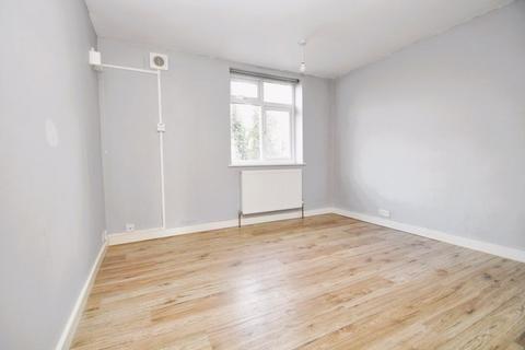 2 bedroom maisonette to rent, Dukes Avenue, New Malden