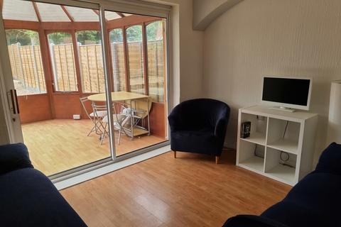 4 bedroom semi-detached house to rent - Kings Avenue, Winchester
