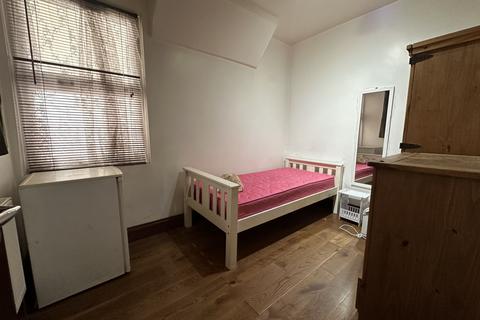 1 bedroom in a flat share to rent, Pelham Road, Ilford