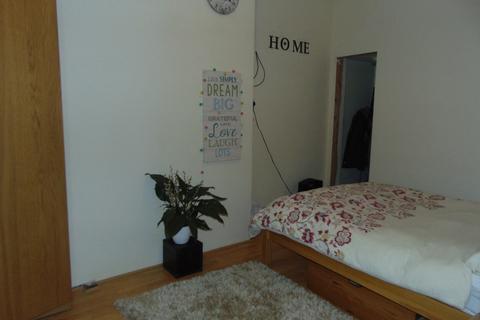 Studio to rent - Chapel Road, Ilford, IG1