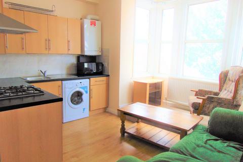 2 bedroom flat to rent, High Road, Goodmayes, IG3