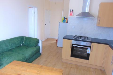 2 bedroom flat to rent, High Road, Goodmayes, IG3