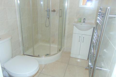 2 bedroom flat to rent, High Road, Goodmayes, IG3