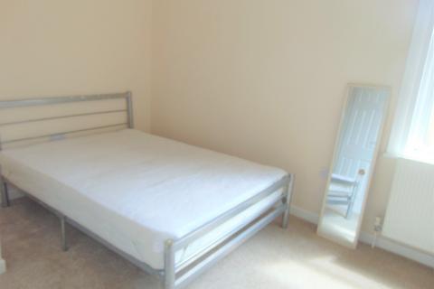 2 bedroom flat to rent, High Road, Goodmayes, IG3