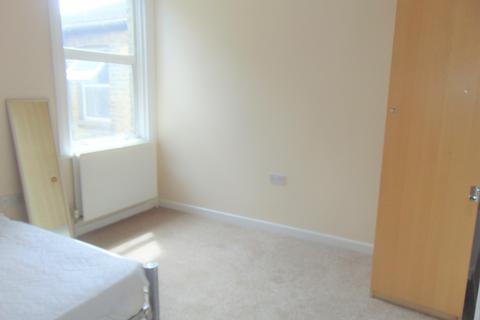 2 bedroom flat to rent, High Road, Goodmayes, IG3