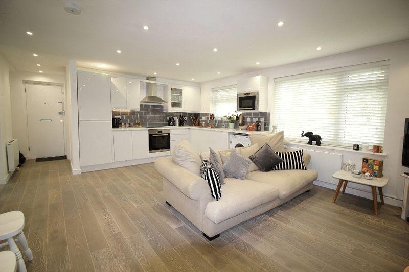 Caterham on the Hill 2 bed apartment £995 pcm (£230 pw)