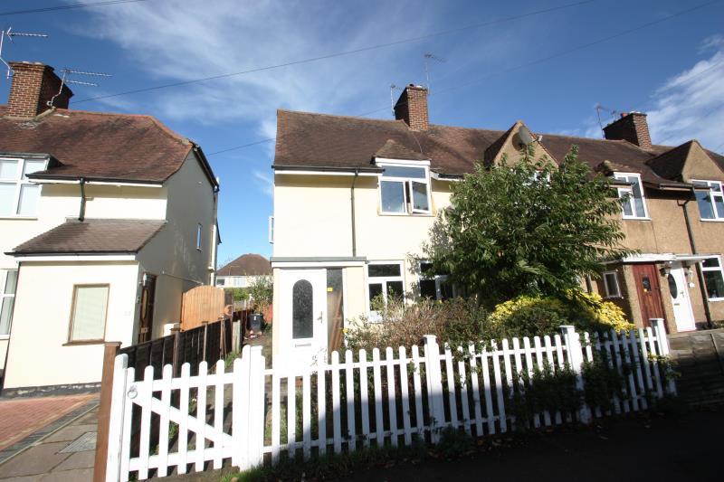 Dawson Road, Byfleet, KT14 7JE 3 bed terraced house £1,750 pcm (£404 pw)