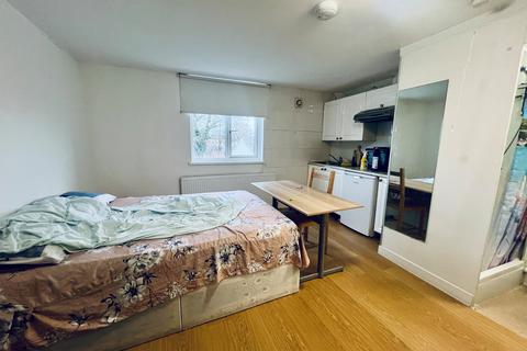 Studio to rent, Rectory Road, Stoke Newington
