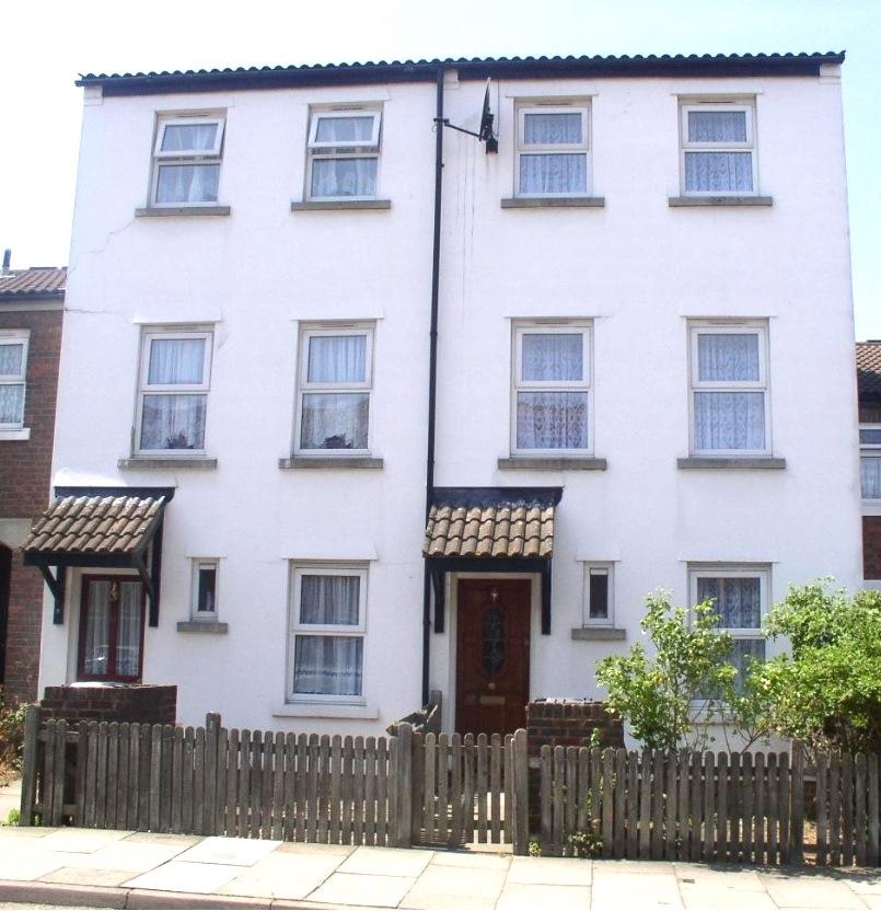 Henry Cooper Way Mottingham SE9 4 bed terraced house £1,600 pcm (£369 pw)