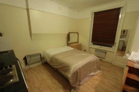 Studio to rent, 11 Marloes Road, London W8