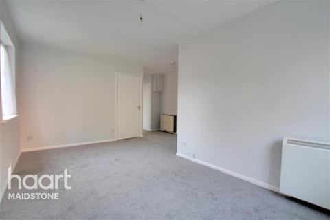2 bedroom flat to rent, Claire House, ME16