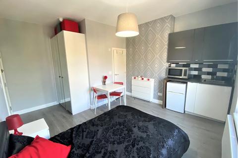 Studio to rent, Alfred Road, Acton, London