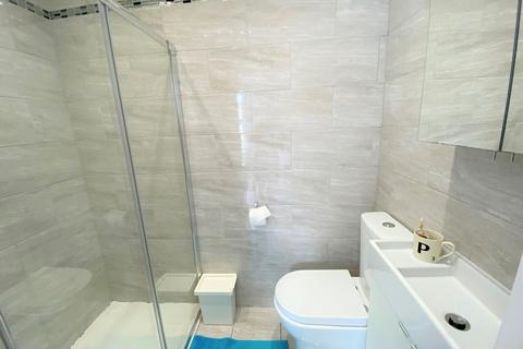 Studio to rent, Alfred Road, Acton, London