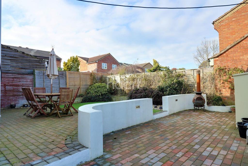 Longridge, Colchester, CO4 3 bed semidetached house £260,000