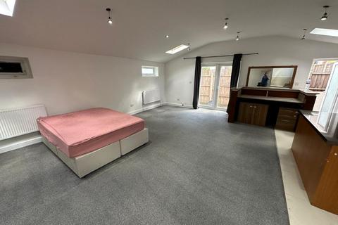 Studio to rent, Barlow Road - Acton W3