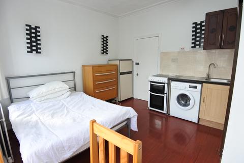 Studio to rent, Chapter Road, Willesden NW2