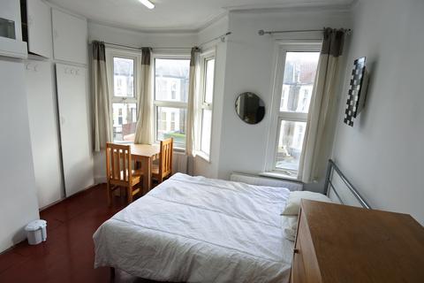 Studio to rent, Chapter Road, Willesden NW2