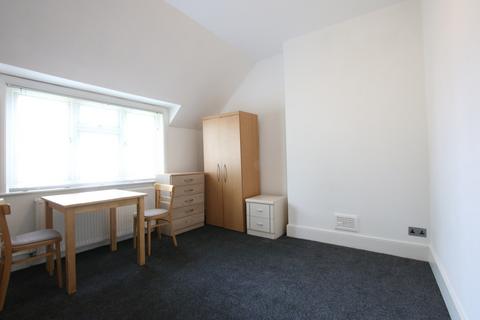 Studio to rent, Park Avenue, Willesden Green, London, NW2