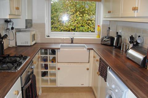 2 bedroom flat to rent, Greenacre Court, Egham