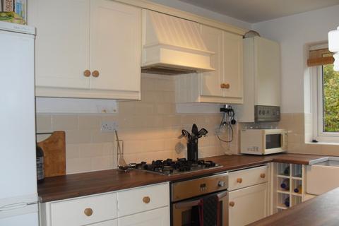 2 bedroom flat to rent, Greenacre Court, Egham