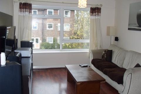 2 bedroom flat to rent, Greenacre Court, Egham