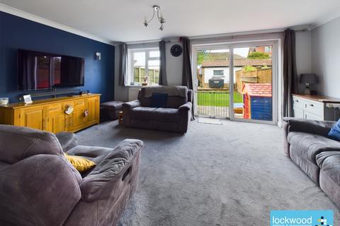 3 bedroom semi-detached house to rent, Talbot Road, Ashford