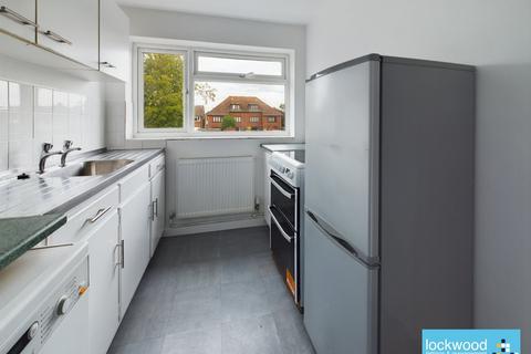 2 bedroom maisonette to rent, Ashford Crescent, Ashford