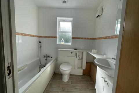 2 bedroom flat to rent, International Way, Sunbury