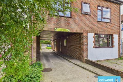 2 bedroom flat to rent - Feltham Hill Road, Ashford