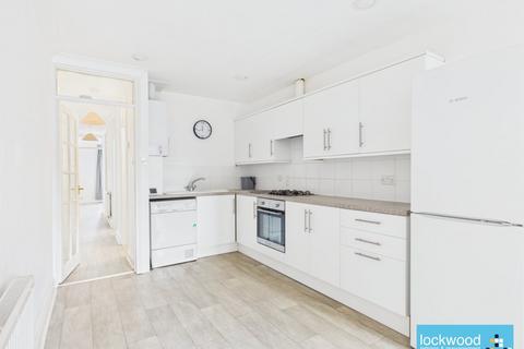 2 bedroom flat to rent, Feltham Hill Road, Ashford