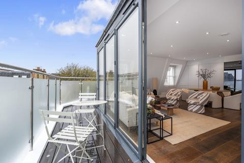 3 bedroom flat for sale, Waldemar Avenue, Fulham