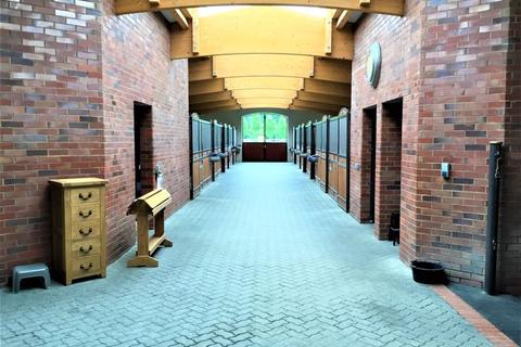 2 bedroom equestrian property to rent, The Green, Godalming