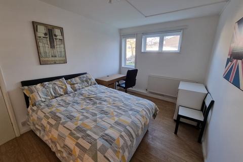 3 bedroom flat to rent, Grafton Road, Kentish Town