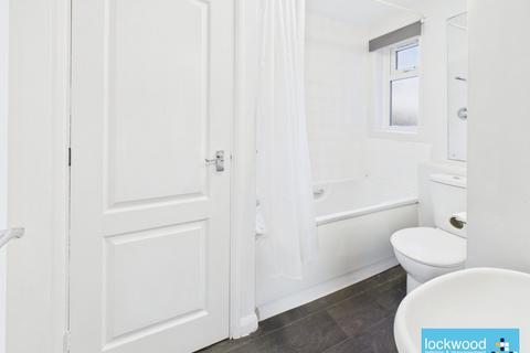 Studio to rent, Cleveland Park, Stanwell
