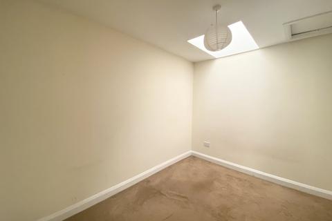 2 bedroom flat to rent, Church Road, Ashford