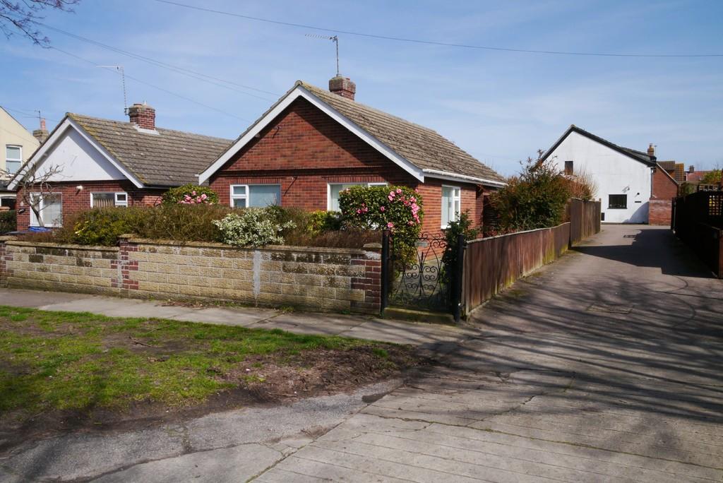 Walmer Road, Pakefield, Lowestoft 2 bed detached bungalow £180,000