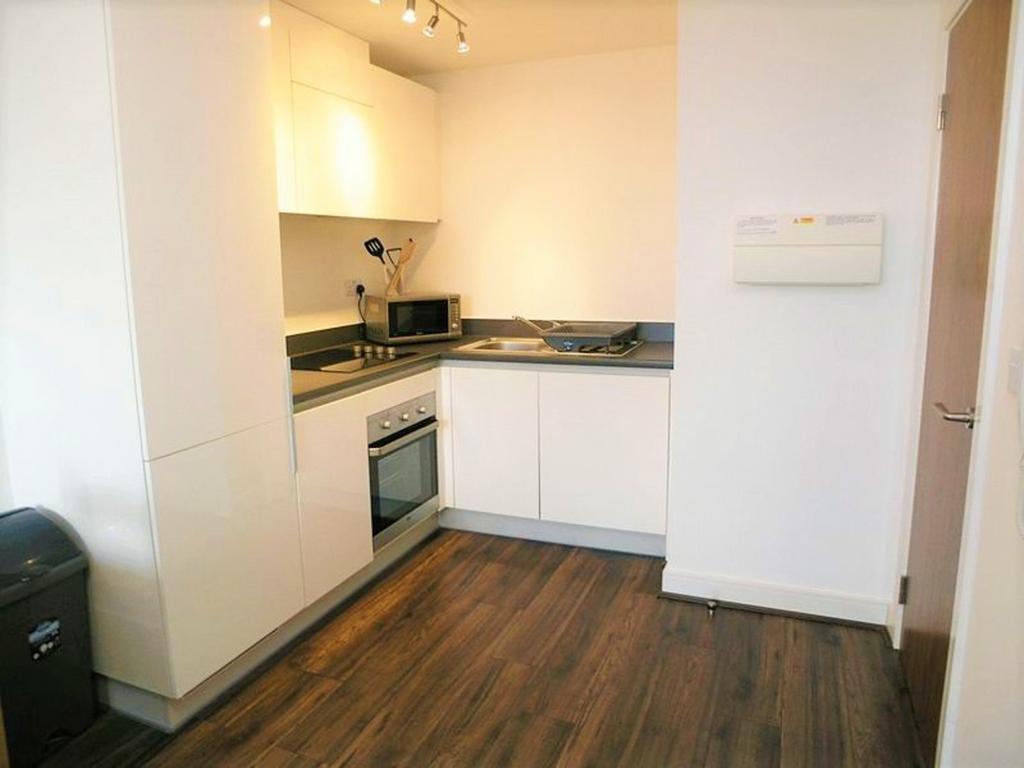 202 The Landmark, Brierley Hill... 1 bed apartment £725 pcm (£167 pw)
