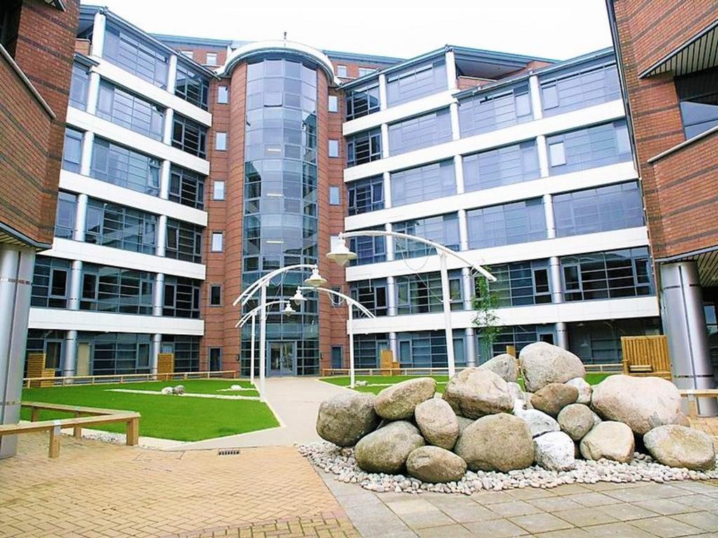 202 The Landmark, Brierley Hill... 1 bed apartment £725 pcm (£167 pw)