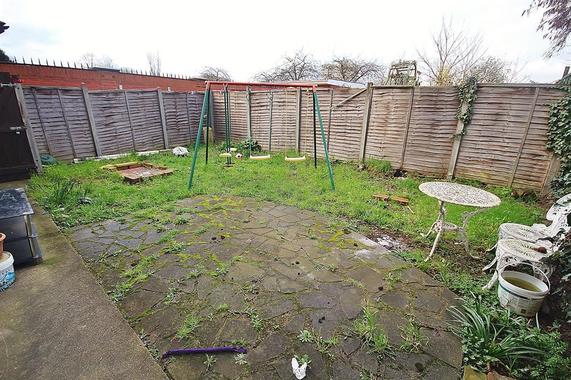 Dormers Wells Lane Southall Ub1 3ja 2 Bed Maisonette 325 000