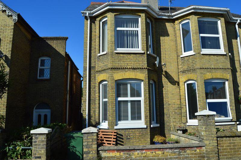 York Avenue, East Cowes 2 bed semidetached house £795 pcm (£183 pw)