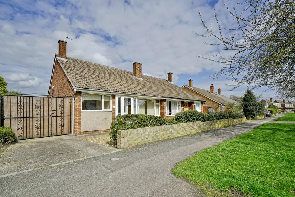 Chiltern Avenue, Bedford 2 bed semidetached bungalow £925 pcm (£213 pw)