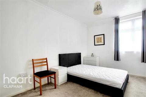 3 bedroom flat to rent, Scrutton Close, SW12