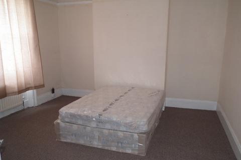 2 bedroom ground floor flat to rent, Croydon Road, Arthurs Hill NE4