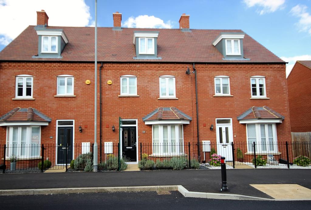 Tansy Avenue, Stotfold, SG5 4 bed terraced house £350,000
