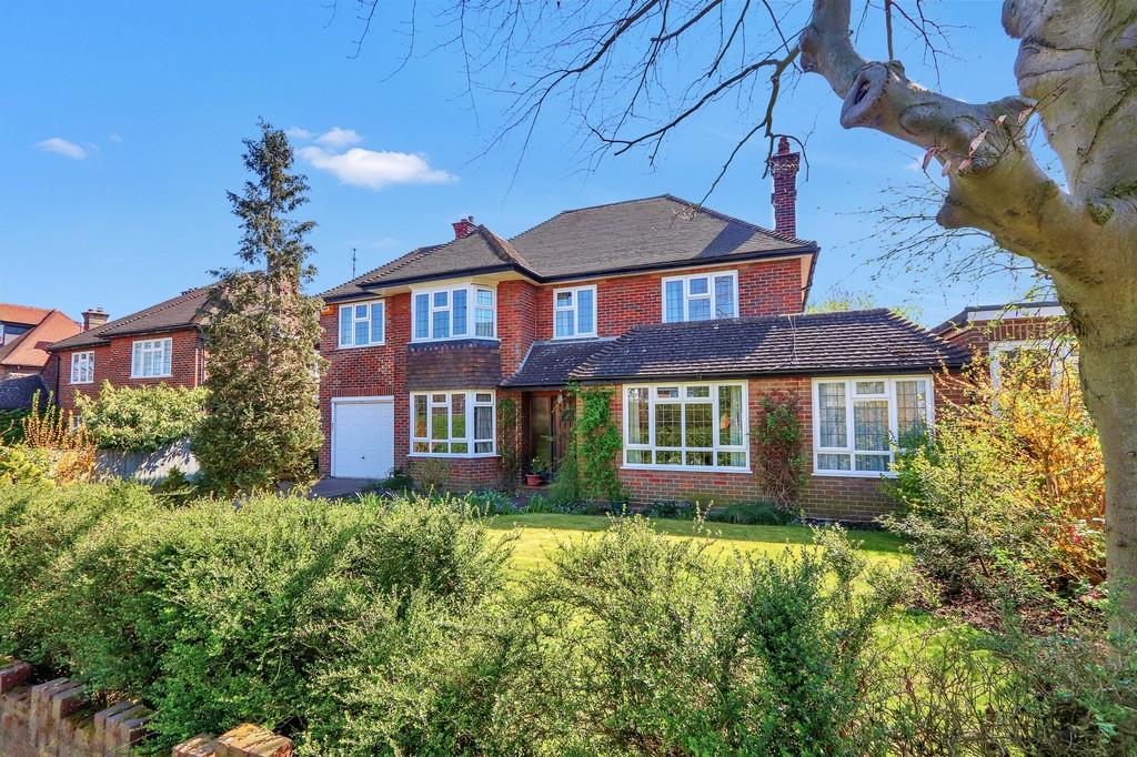 King Edward Avenue, Aylesbury 5 bed detached house £725,000