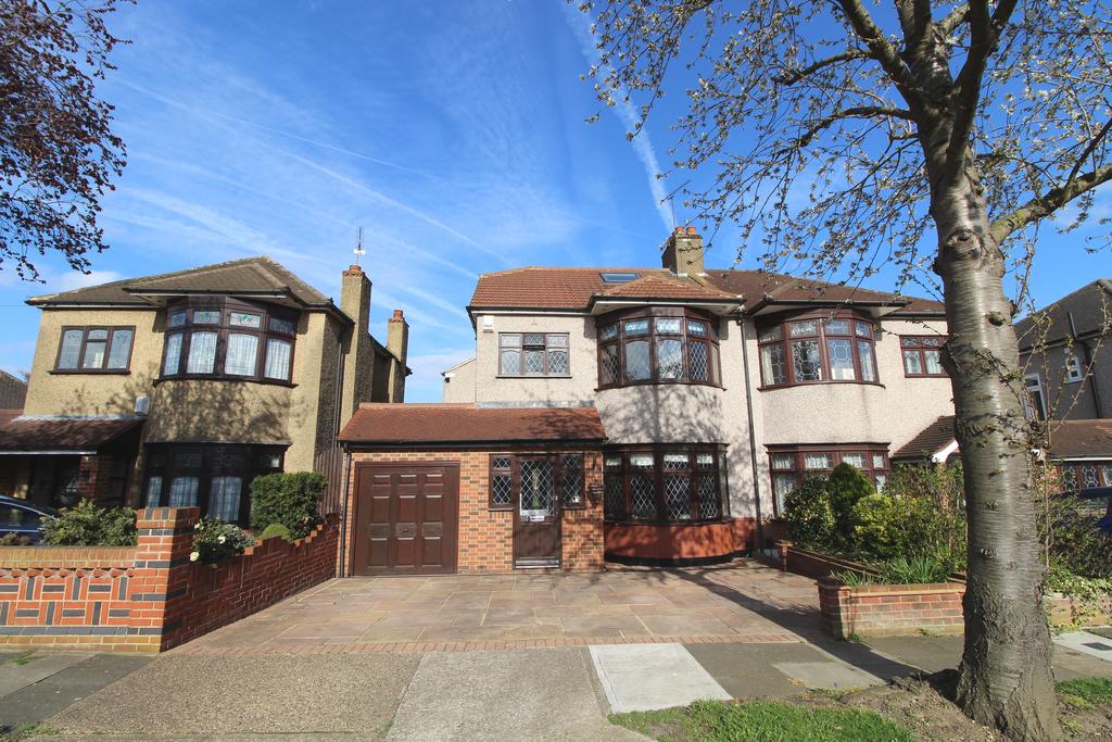 114 Beauly Way, Rise Park, Romford, RM11 4XR 4 bed semidetached house