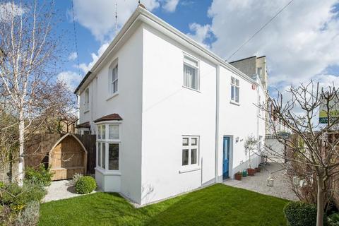 2 bedroom terraced house to rent, Quill Lane, SW15