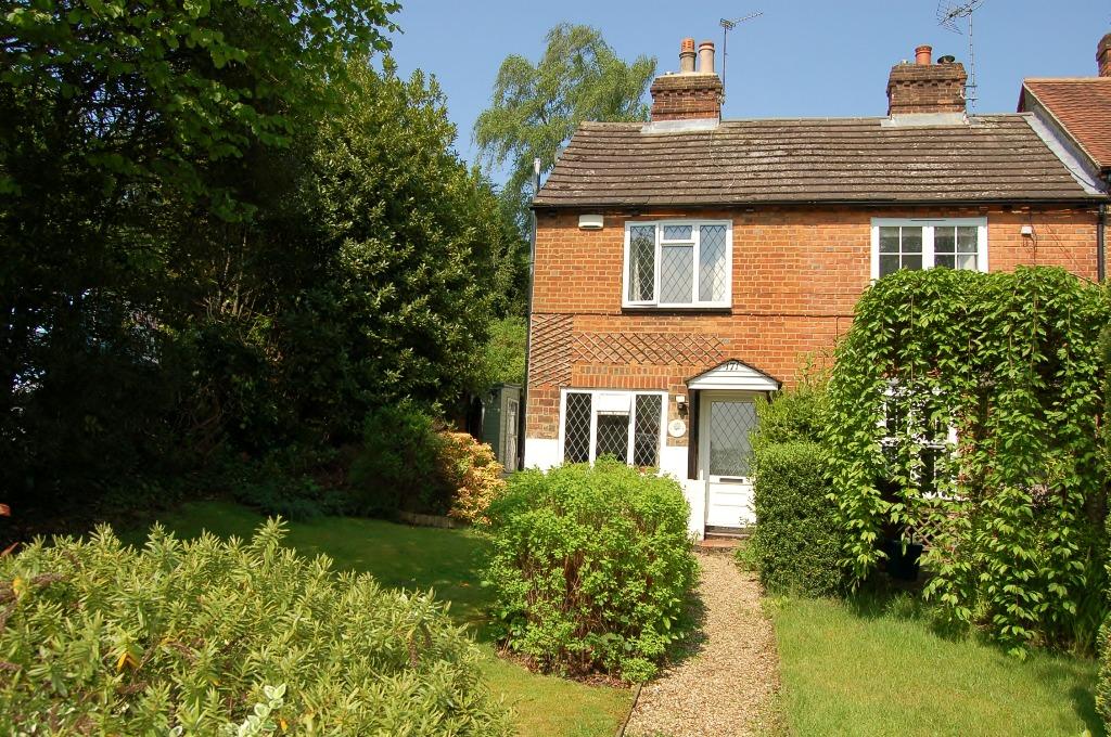 London Road, Bagshot 2 bed cottage £1,200 pcm (£277 pw)