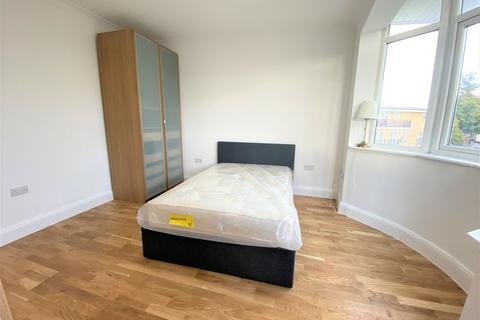 Studio to rent, Antrobus Road, Chiswick, London